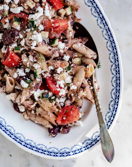 Græsk pastasalat med oliven og tomater