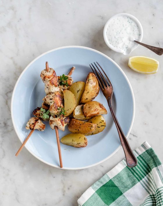 Kylling souvlaki med ovnkartofler og urtecreme