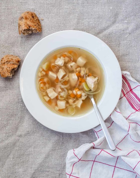 Kyllingesuppe med kyllingekød