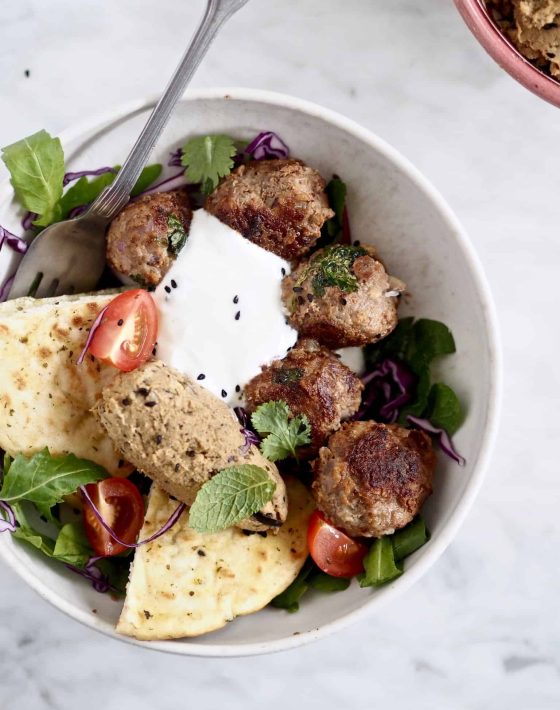 Lamme meatballs med auberginehummus