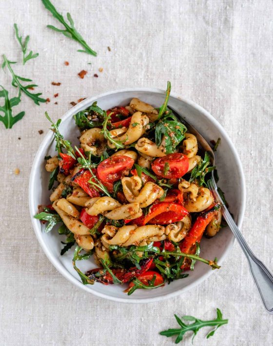Pastasalat med rød pesto og peberfrugt