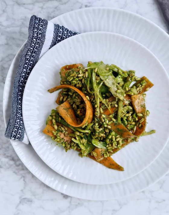 Perlebyg vendt i urtecreme og crudité