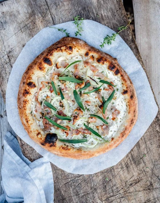 Pizza bianco med bacon og løg