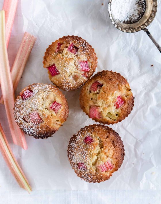 Rabarbermuffins med hvid chokolade