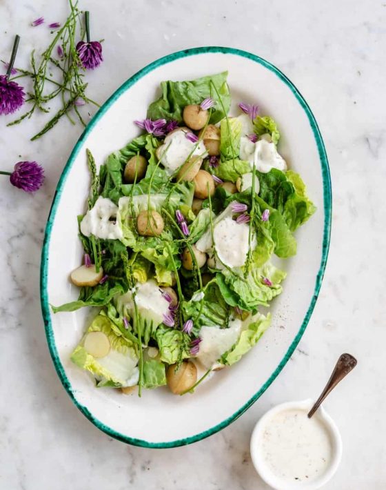 Salat med aspargesskud og dilddressing