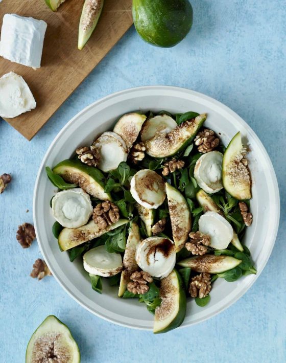Salat med friske figner, gedeost og valnødder