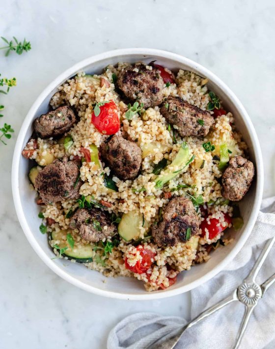 Salat med kødboller, bulgur og stegte grøntsager-1