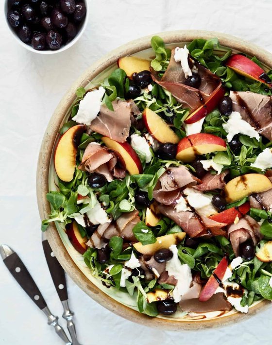 Salat med mozzarella, fersken og serrano