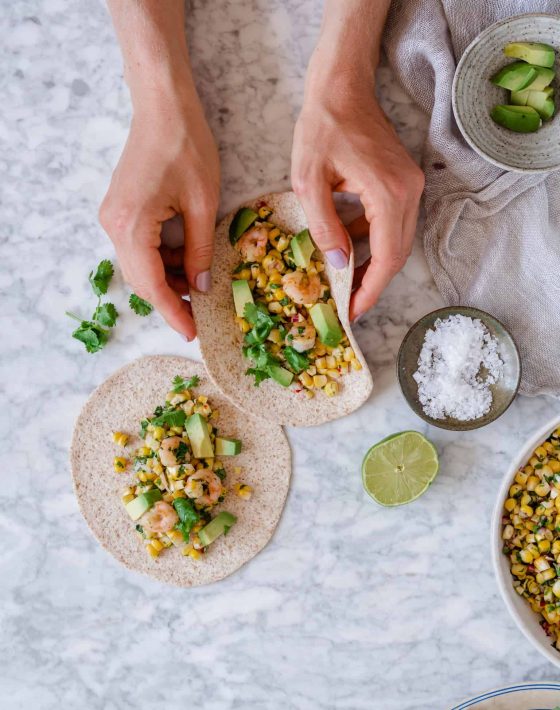Tacos med rejer i hvidløg og majssalsa