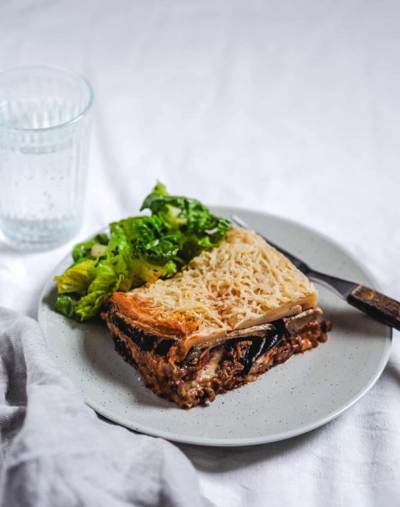 ægte græsk Moussaka med aubergine og kartofler