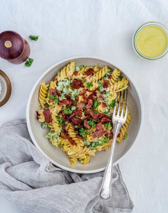 cremet Pastasalat med kylling og karrydressing