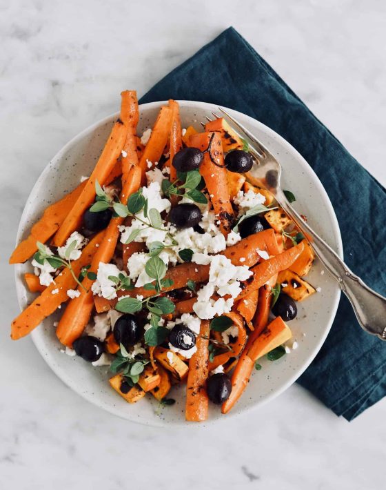 Grillede gulerødder med feta, oliven og tahin