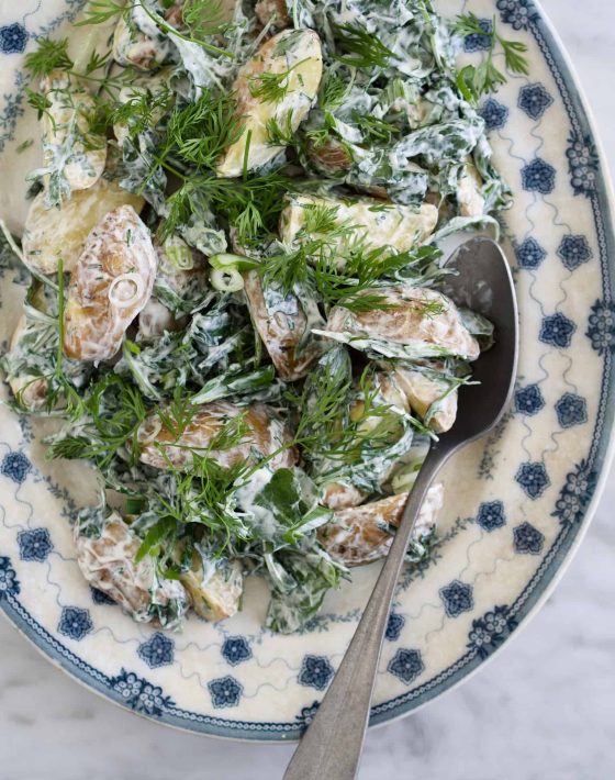 Hjemmelavet kold kartoffelsalat med dild og rucola