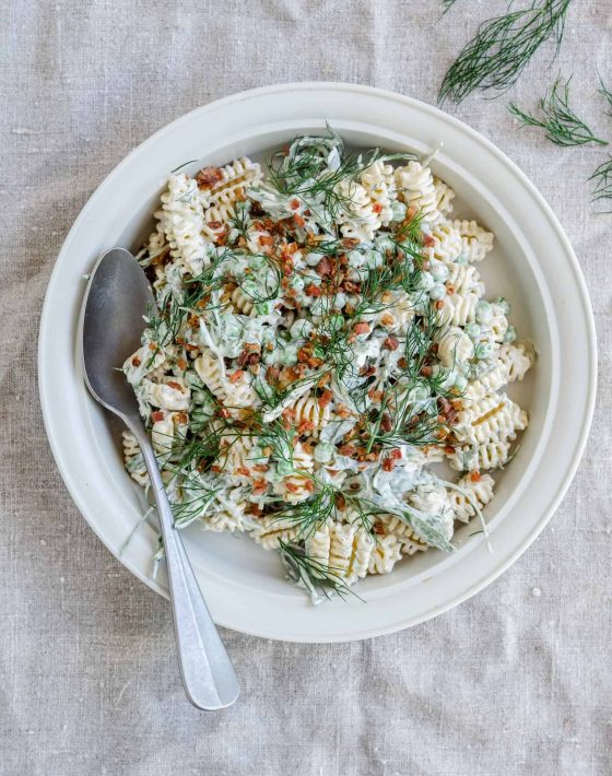 kold Pasta med dildressing, ærter og bacon