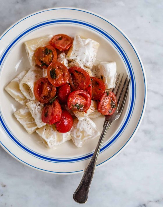nem Pastasalat med fetacreme og stegte cherrytomater