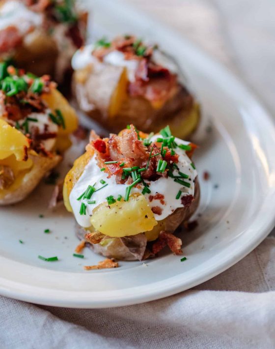 opskrift på bagte kartofler med bacon og purløg