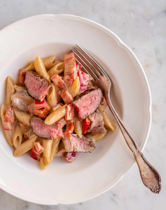 pasta med flanksteak og peberfrugtsauce