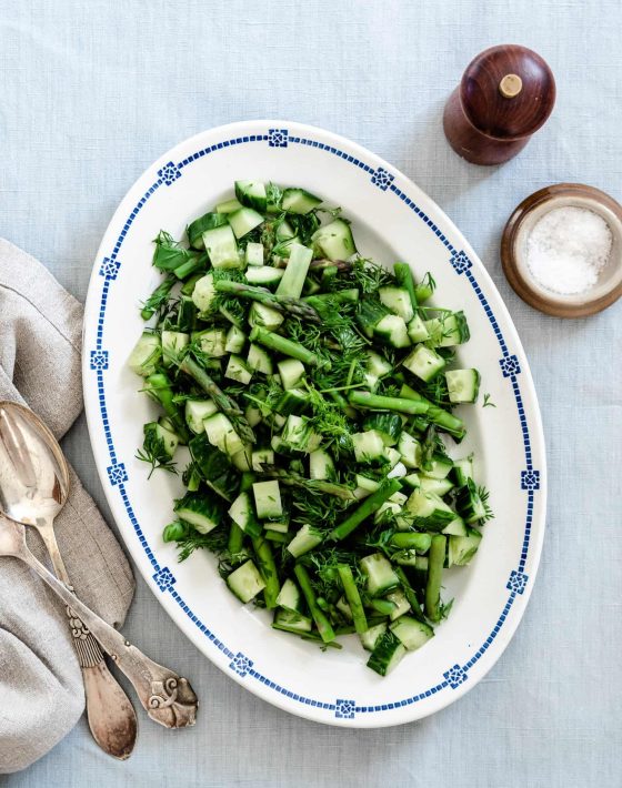 salat med asparges og dild