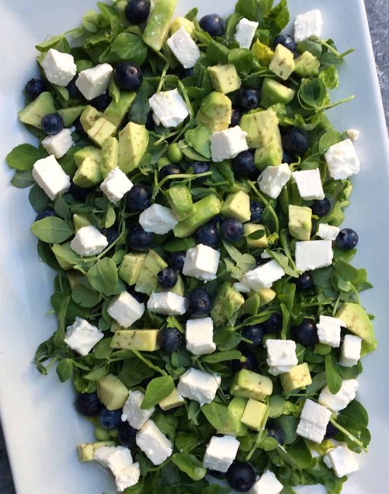 Salat med blåbær, feta, ærter og avokado