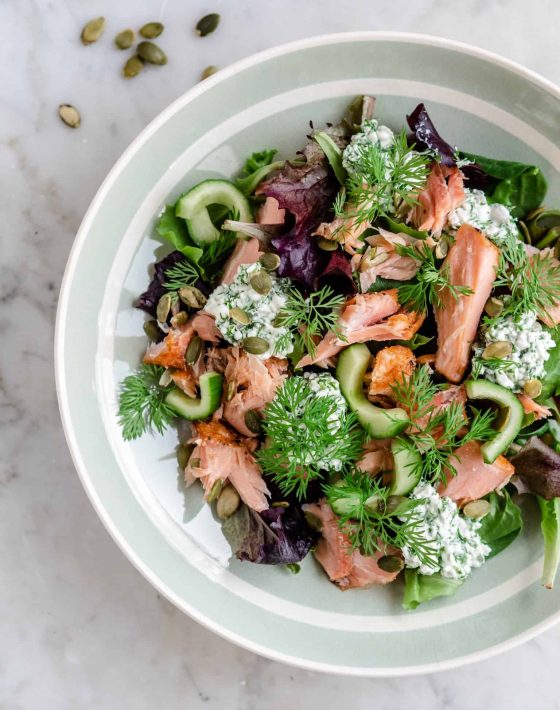 salat med varmrøget laks