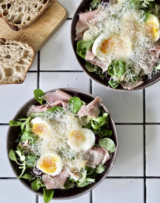 Salat med æg og skinke