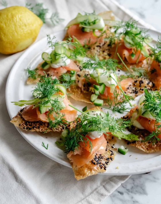 sprødt rispapir med laks