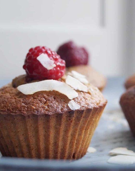 Sunde havregrynsmuffins med hindbær og kokos